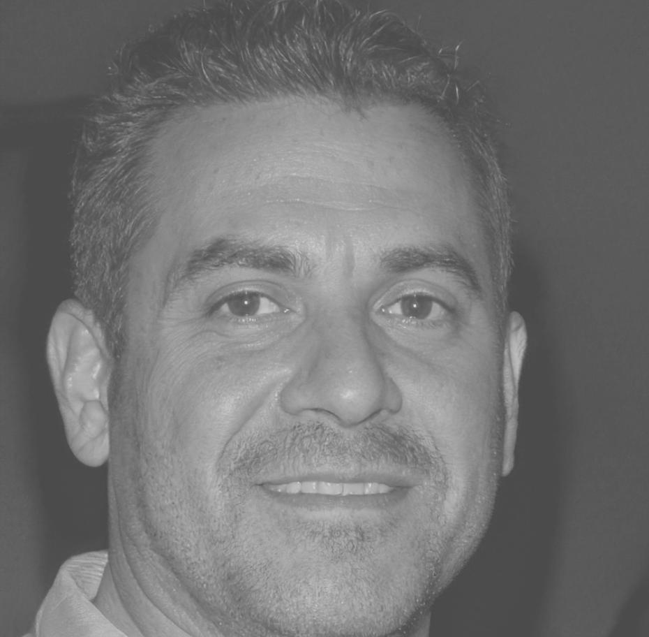 Retrato profesional de Adrián Vega, director del programa